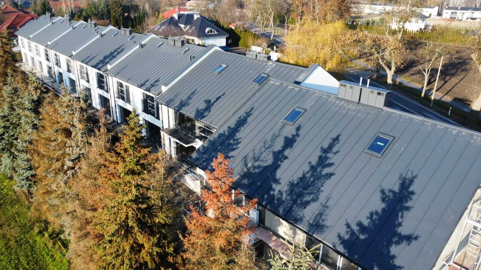 Dach z blachy na rąbek stojący — widok z drona na budynek wielorodzinny