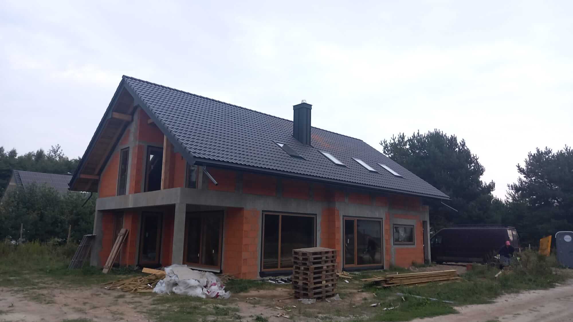 Montaż blachodachówki na domu jednorodzinnym w budowie