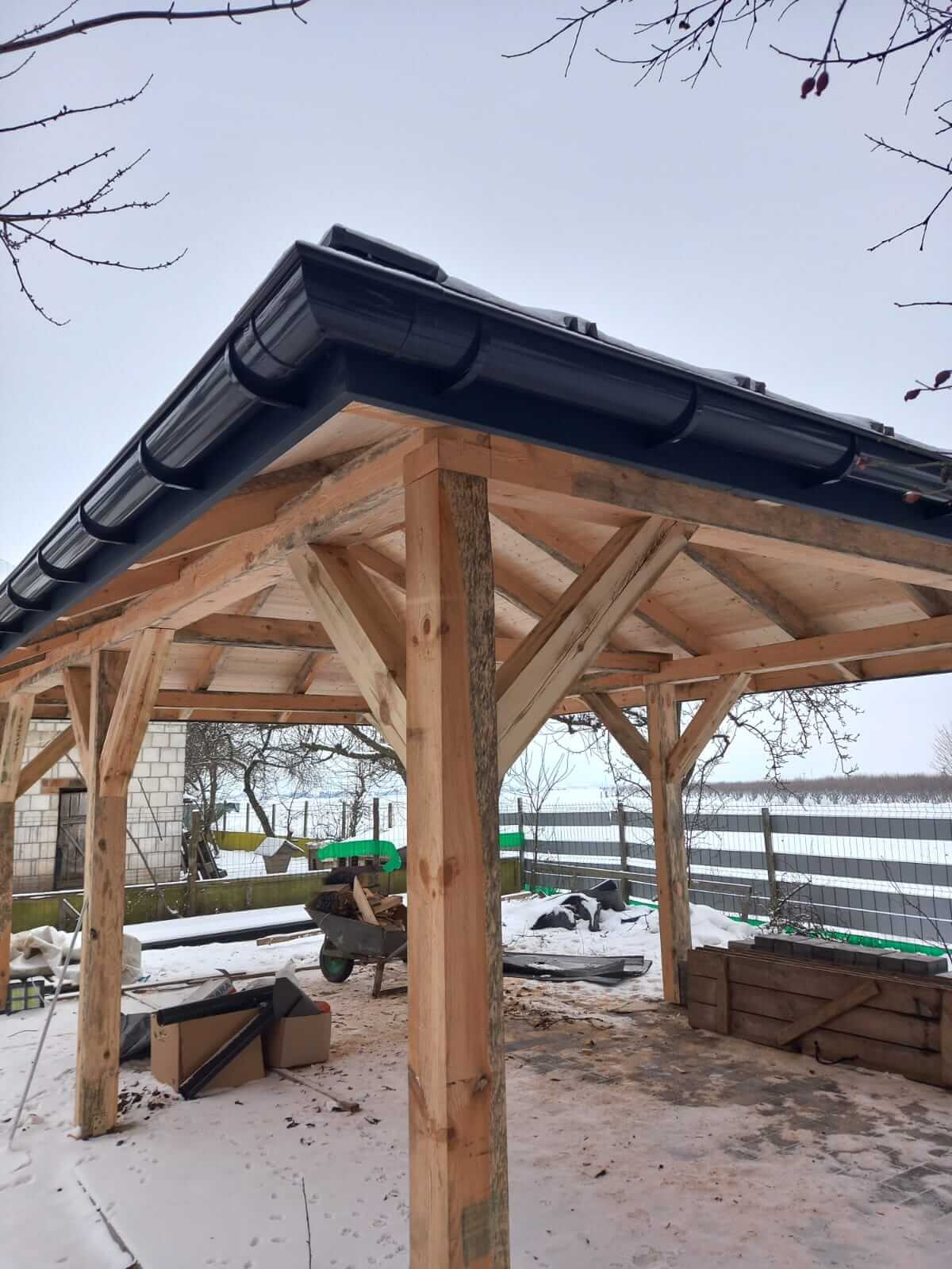 Altana ogrodowa z dachem z blachodachówki i rynnami