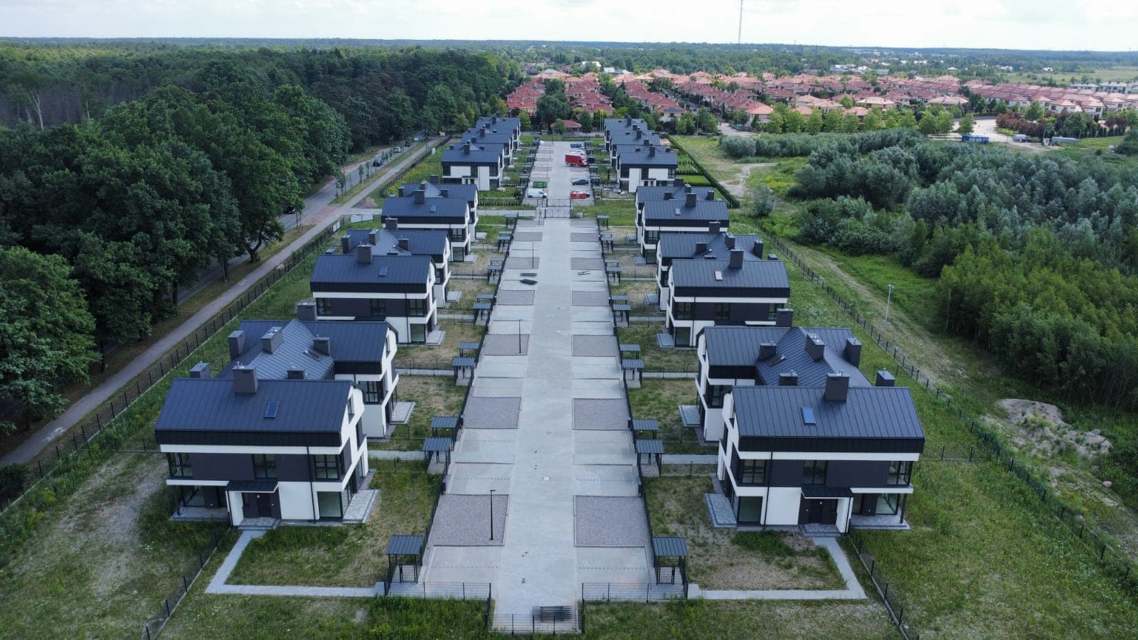 Osiedle domów z blachą na rąbek — panorama z drona