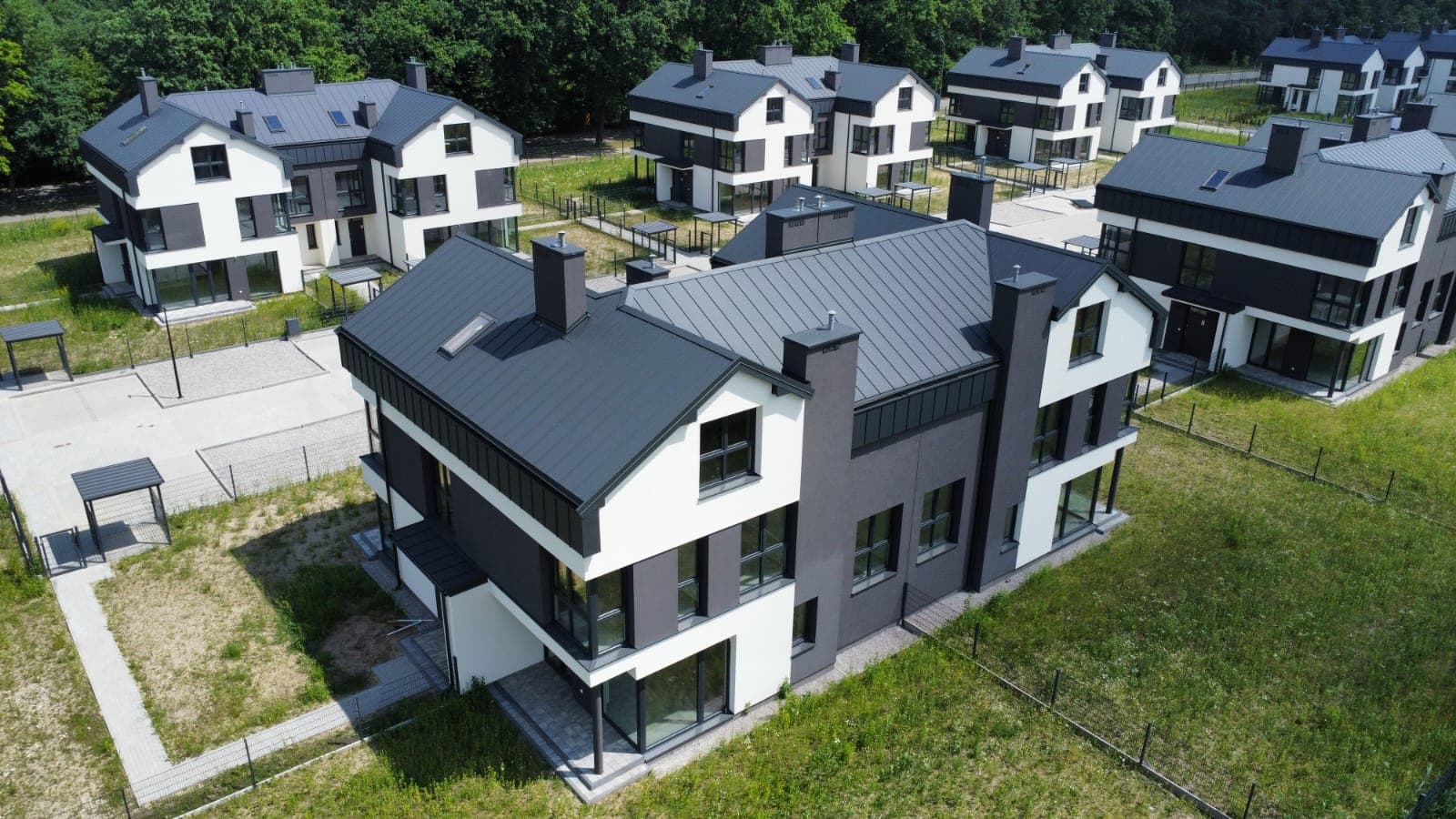 Nowoczesne osiedle z dachami z blachy na rąbek stojący