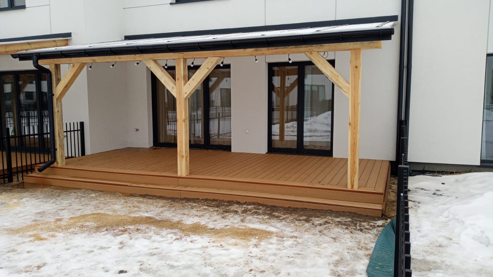 Drewniana pergola z tarasem kompozytowym — zbliżenie