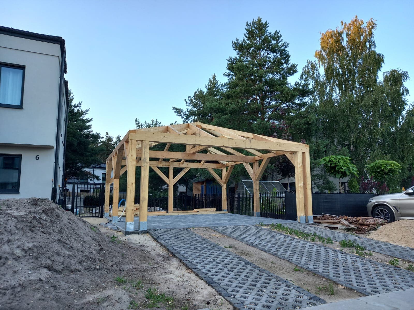 Konstrukcja drewnianej wiaty garażowej z więźbą dachową