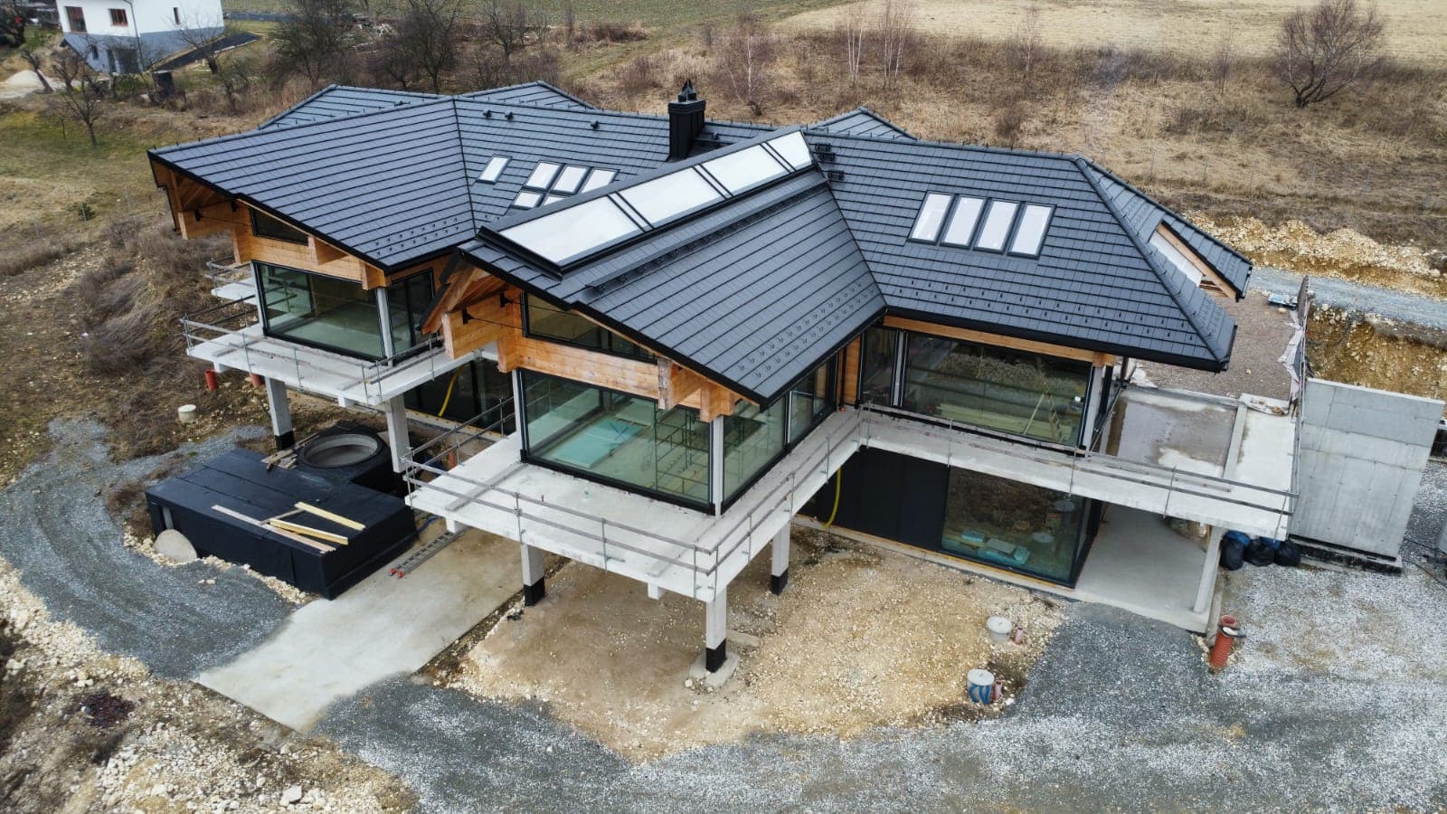 Nowoczesna willa z dachówką — widok z drona od frontu