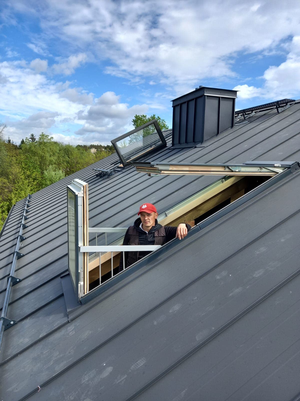 Dekarz na dachu z blachy — usługi dekarskie kryjemy.pl